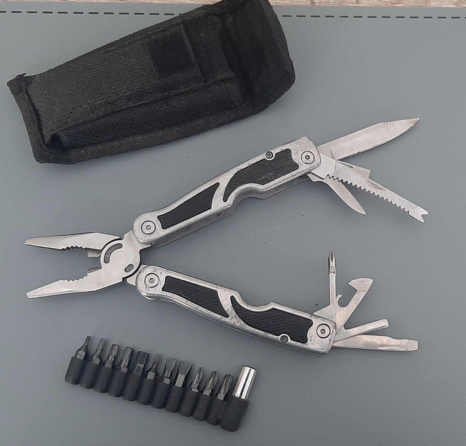 Multitool met tang, mes, zaag en bitset in hoesje, Ophalen of Verzenden, Gebruikt, Multitool