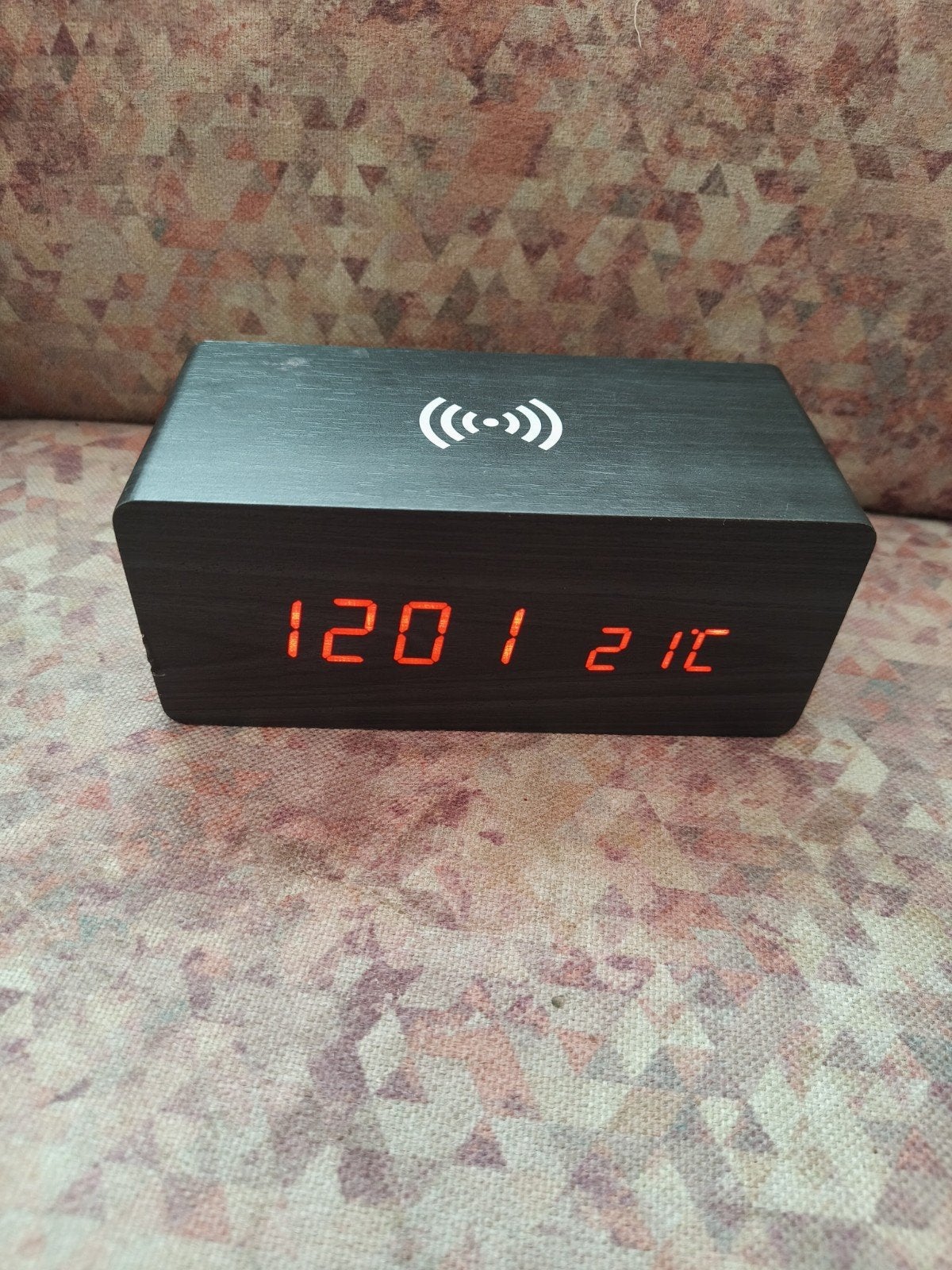 Digitale Wekker met Draadloos Opladen en Temperatuur, Ophalen of Verzenden, Zo goed als nieuw, Digitaal, Wekker of Tafelklok
