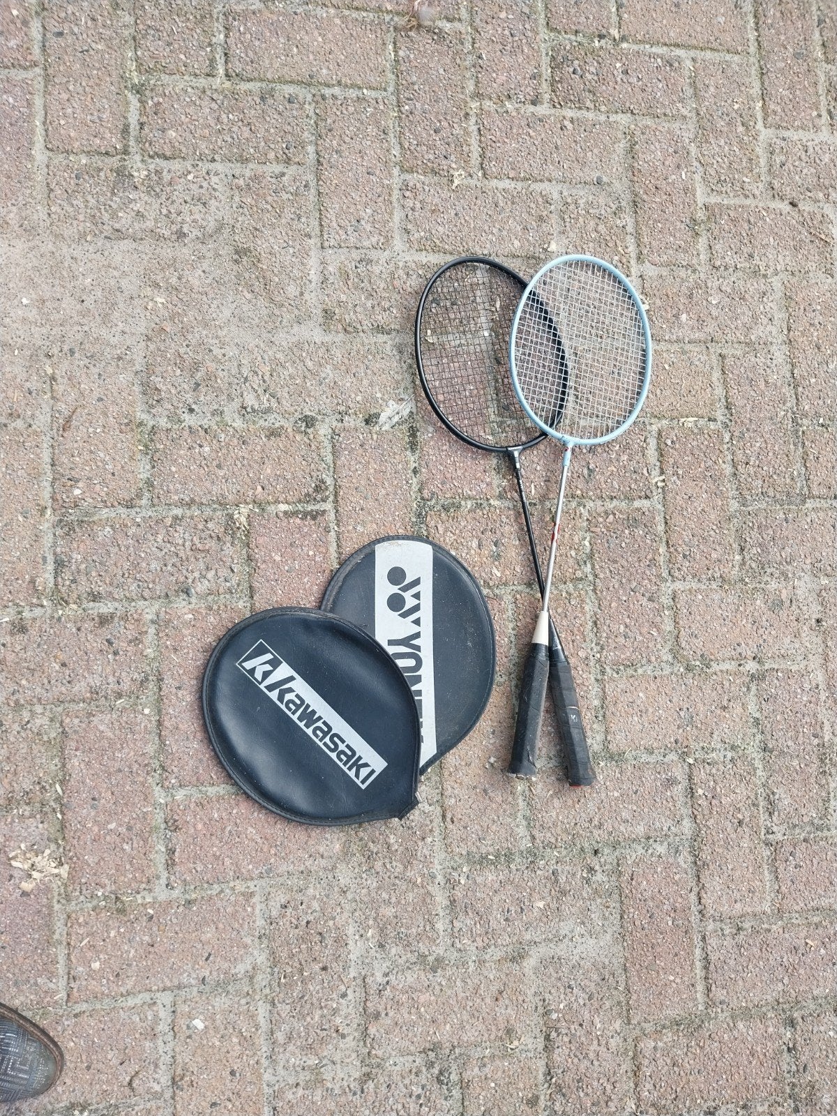Badminton rackets met hoezen - Yonex en Kawasaki, Ophalen of Verzenden