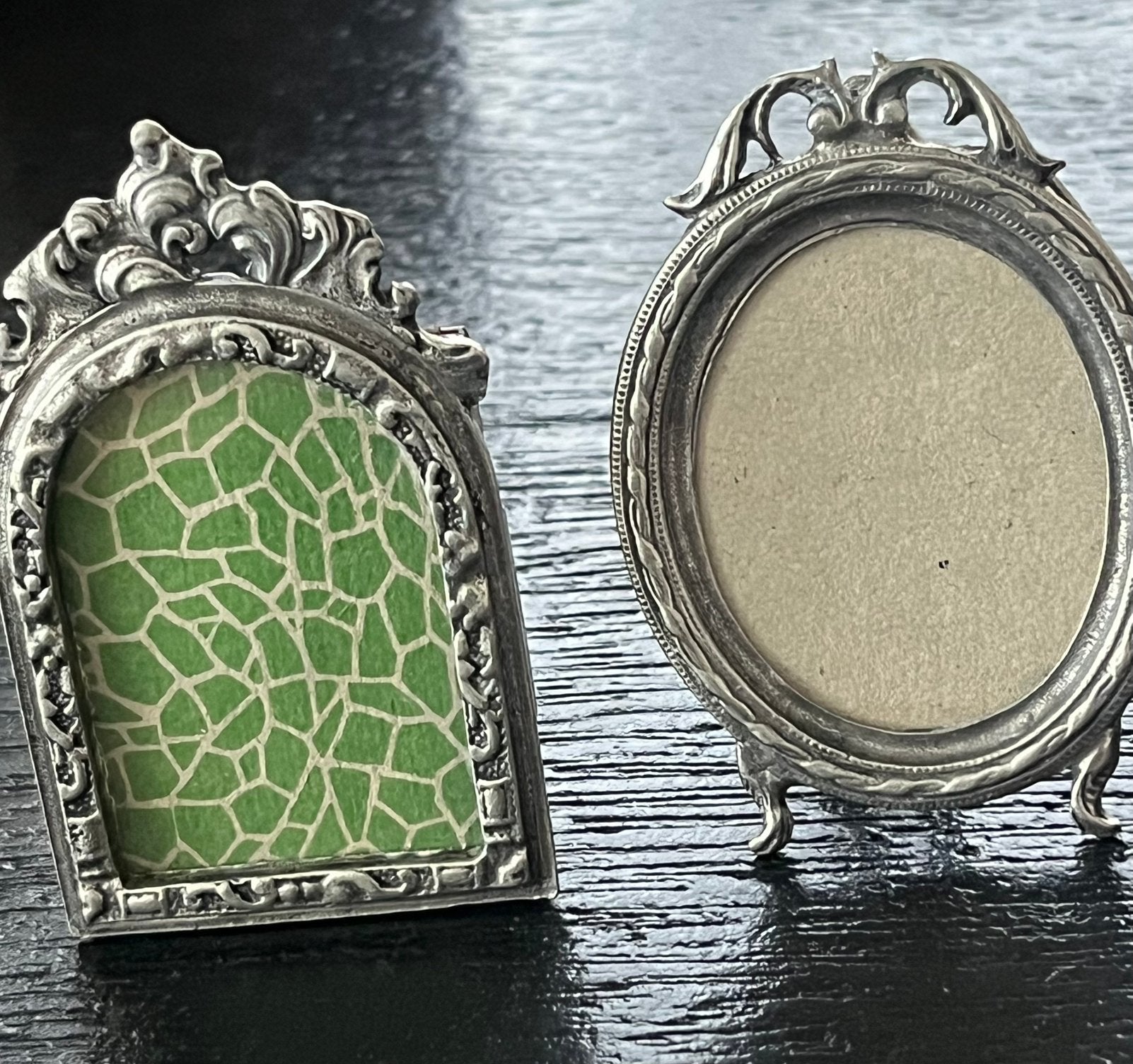 2 vintage  tinnen fotolijstjes ca 7 x 4,5 cm Artil Holland, Ophalen