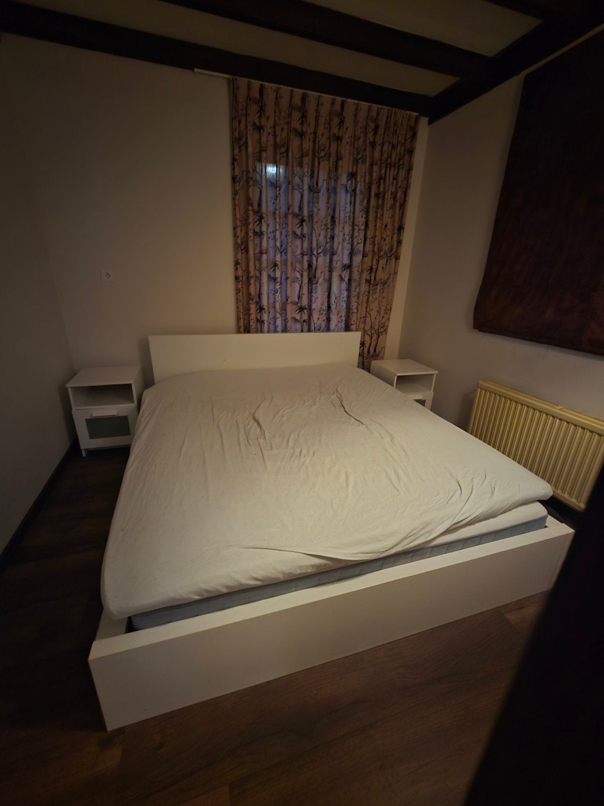 Malmbed met 2 nachtkastjes en matras (zonder topper), Gebruikt, Wit, Tweepersoons, Ophalen of Verzenden