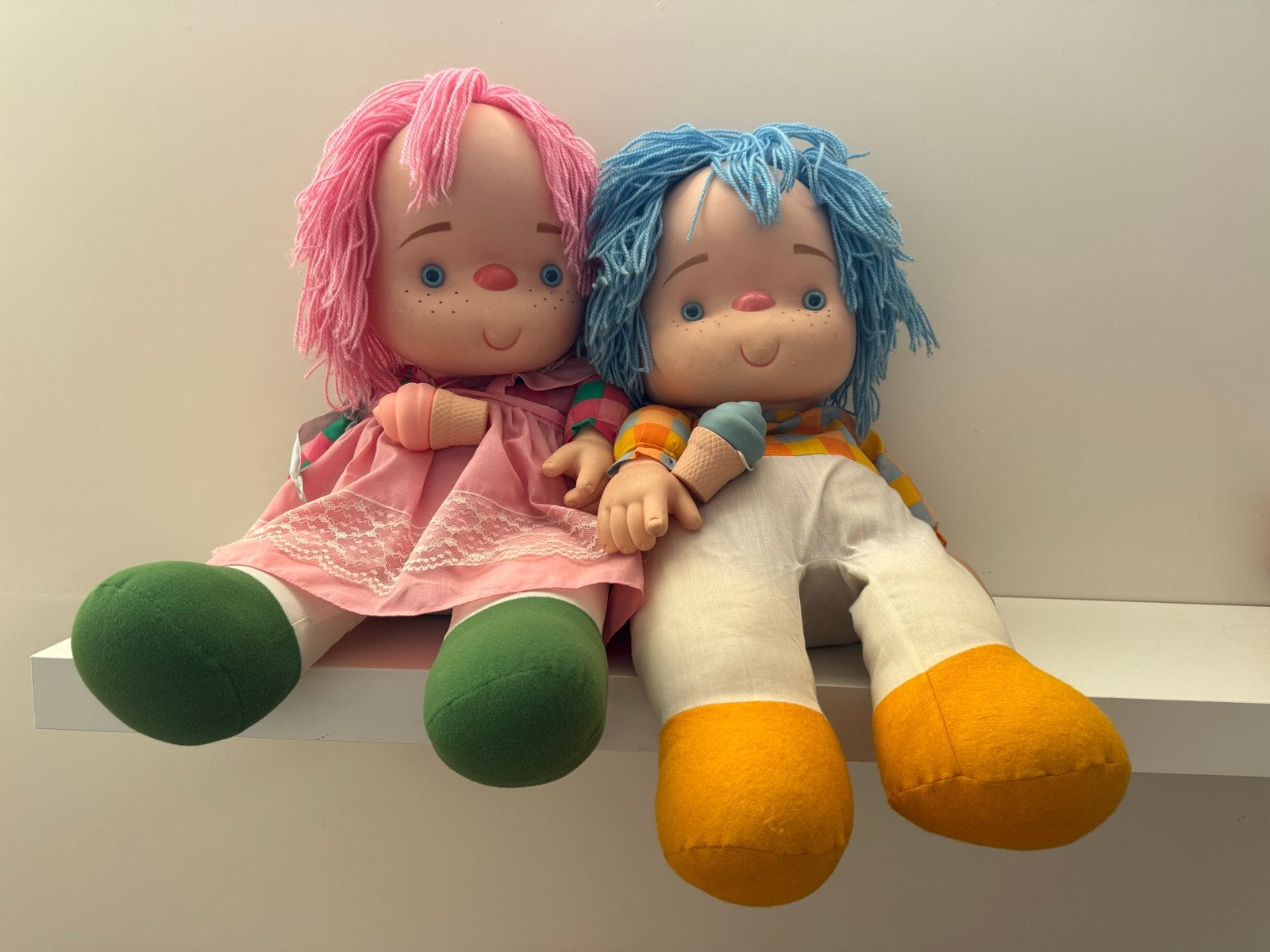 2 grote vintage poppen ice cream dolls famosa puppets, Antiek en Kunst, Antiek | Speelgoed, Ophalen of Verzenden