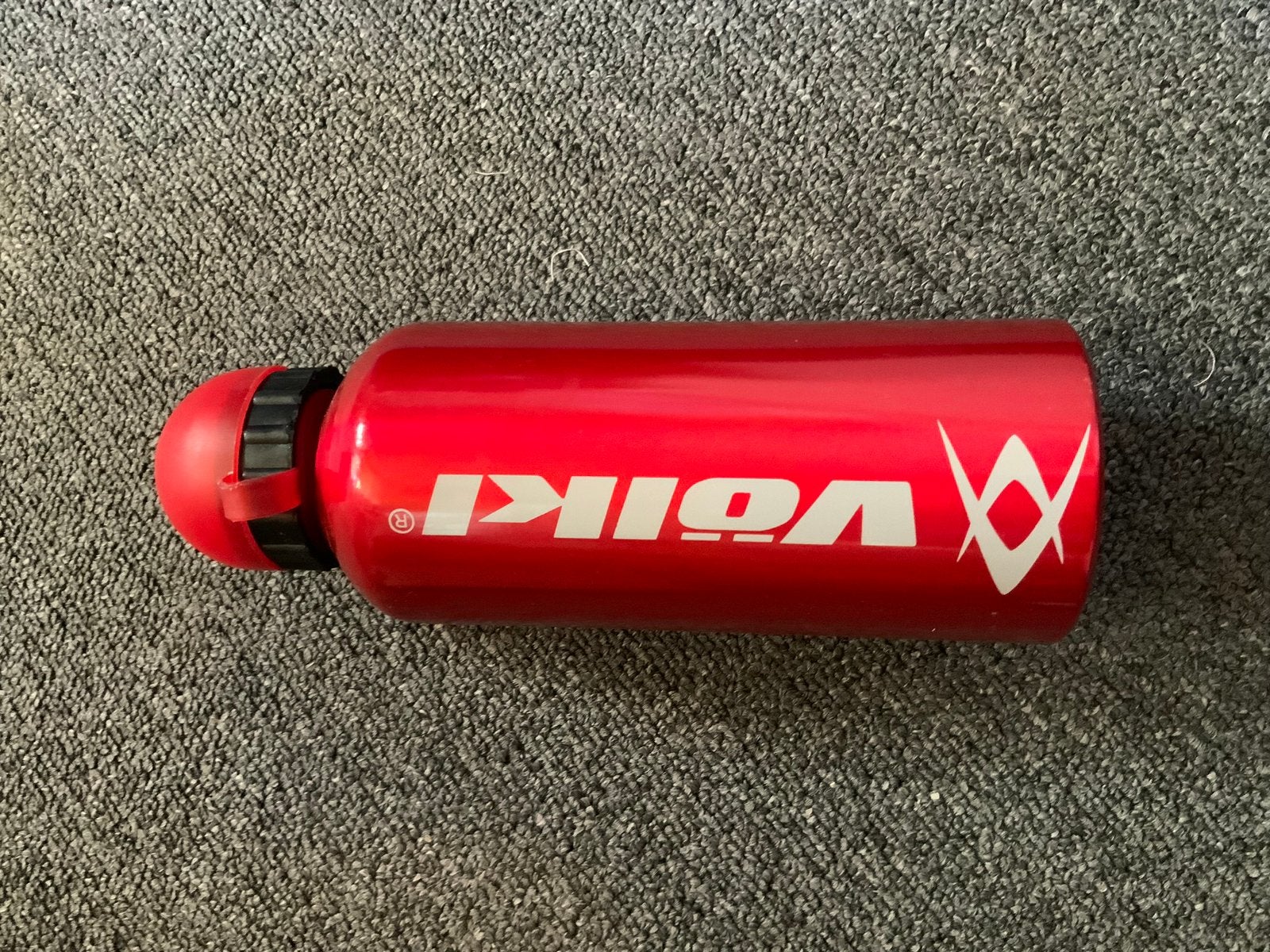Leuke rode metalen drink fles. Merk. Völki.Hoogte 22 cm.ZGAN, Ophalen of Verzenden, Zo goed als nieuw