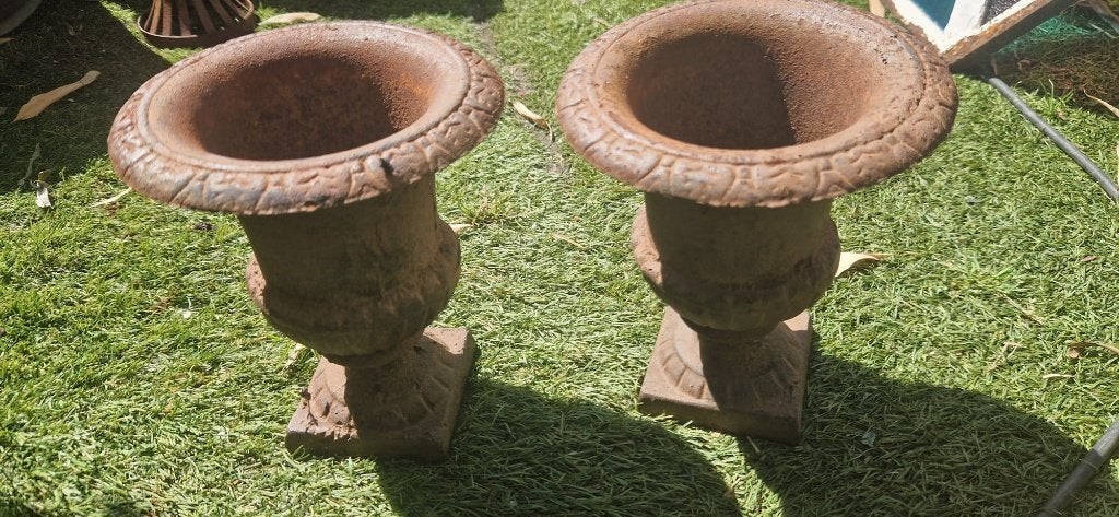 2 gietijzeren siervaasjes voor decoratie, Ophalen of Verzenden, Gebruikt
