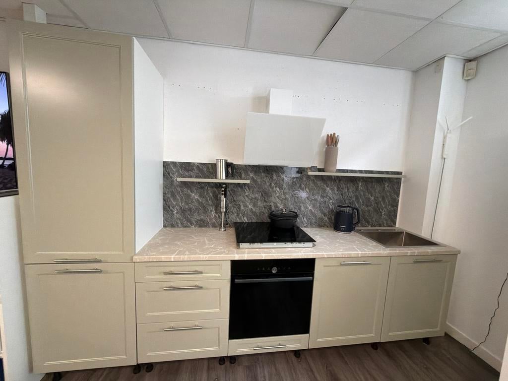 Complete keuken 3 meter met inbouwapparatuur, Huis en Inrichting, Keuken | Complete keukens, Ophalen, Overige typen, Nieuw, Hout