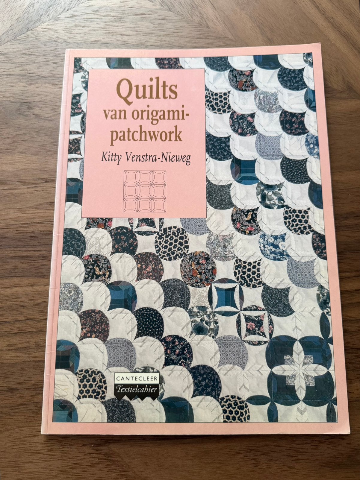 K. Venstra-Nieweg - Quilts van origami-patchwork, Ophalen of Verzenden, Zo goed als nieuw, K. Venstra-Nieweg, Borduren en Naaien