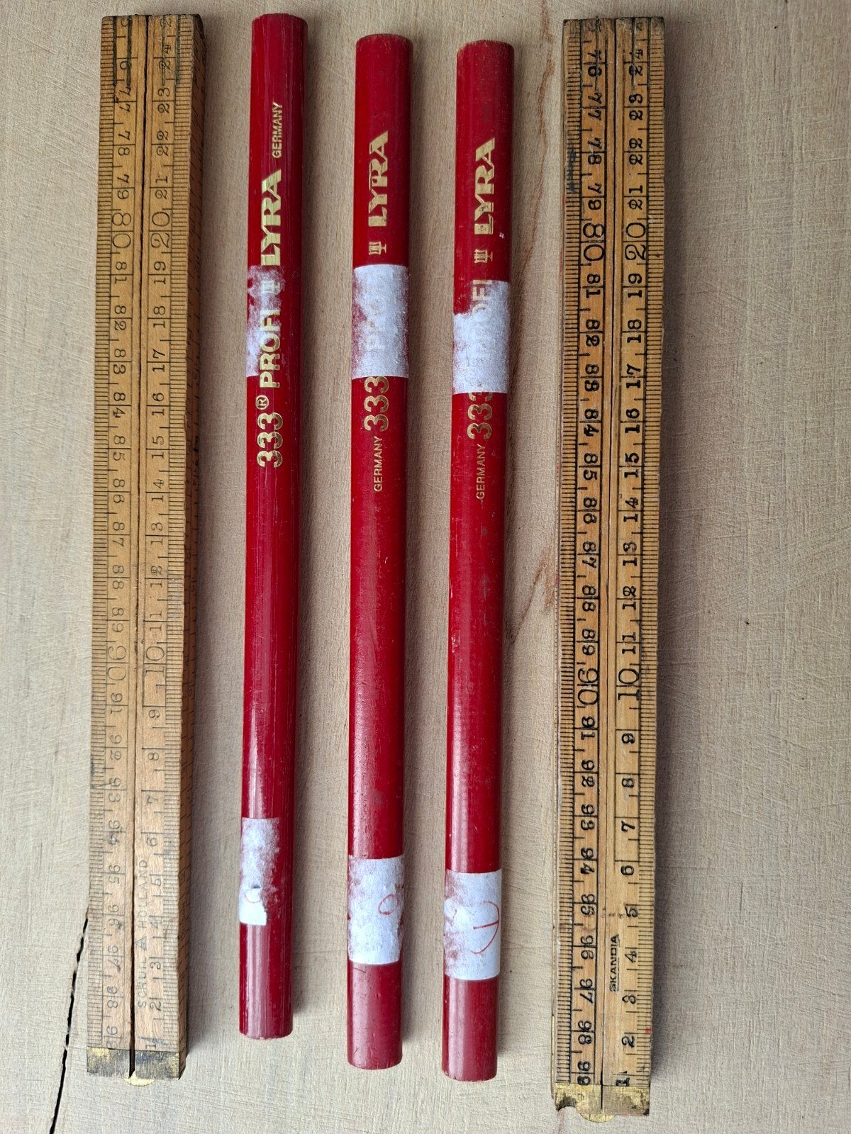 3 duimstokken met 3 potloden, Ophalen
