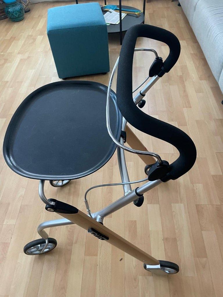 Trust binnen rollator lichtgewicht inklapbaar met dienblad, Ophalen, Opvouwbaar, Zo goed als nieuw