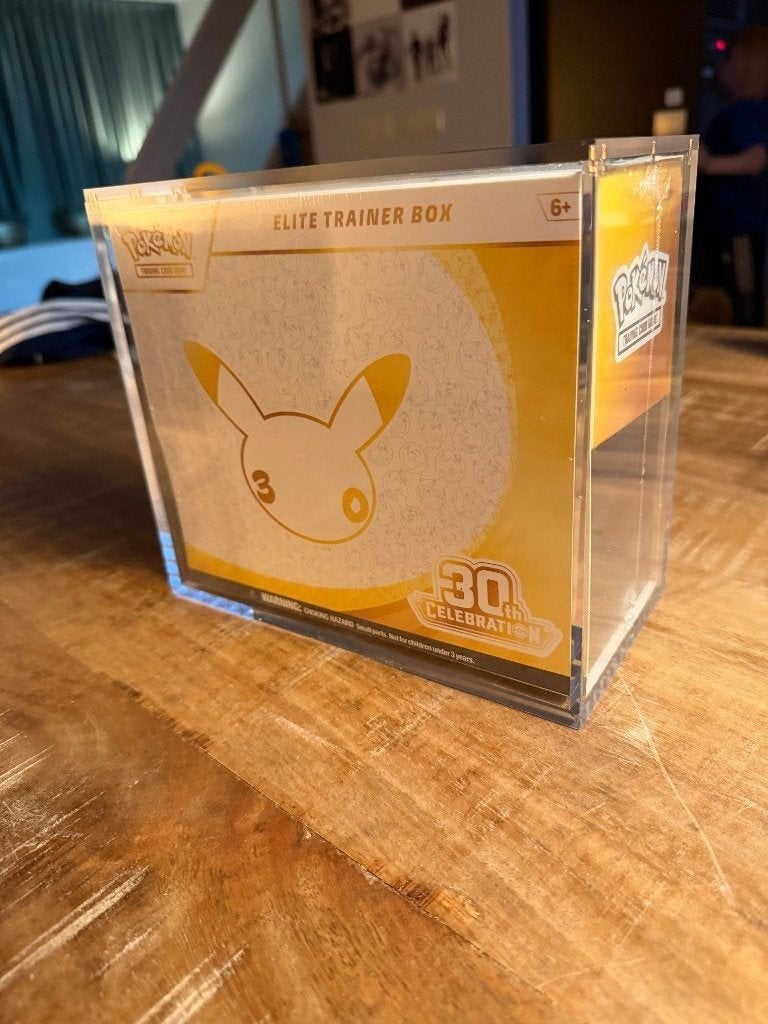 Pokémon 30th Celebration Elite Trainer Box sealed + case, Hobby en Vrije tijd, Ophalen of Verzenden, Nieuw, Overige typen