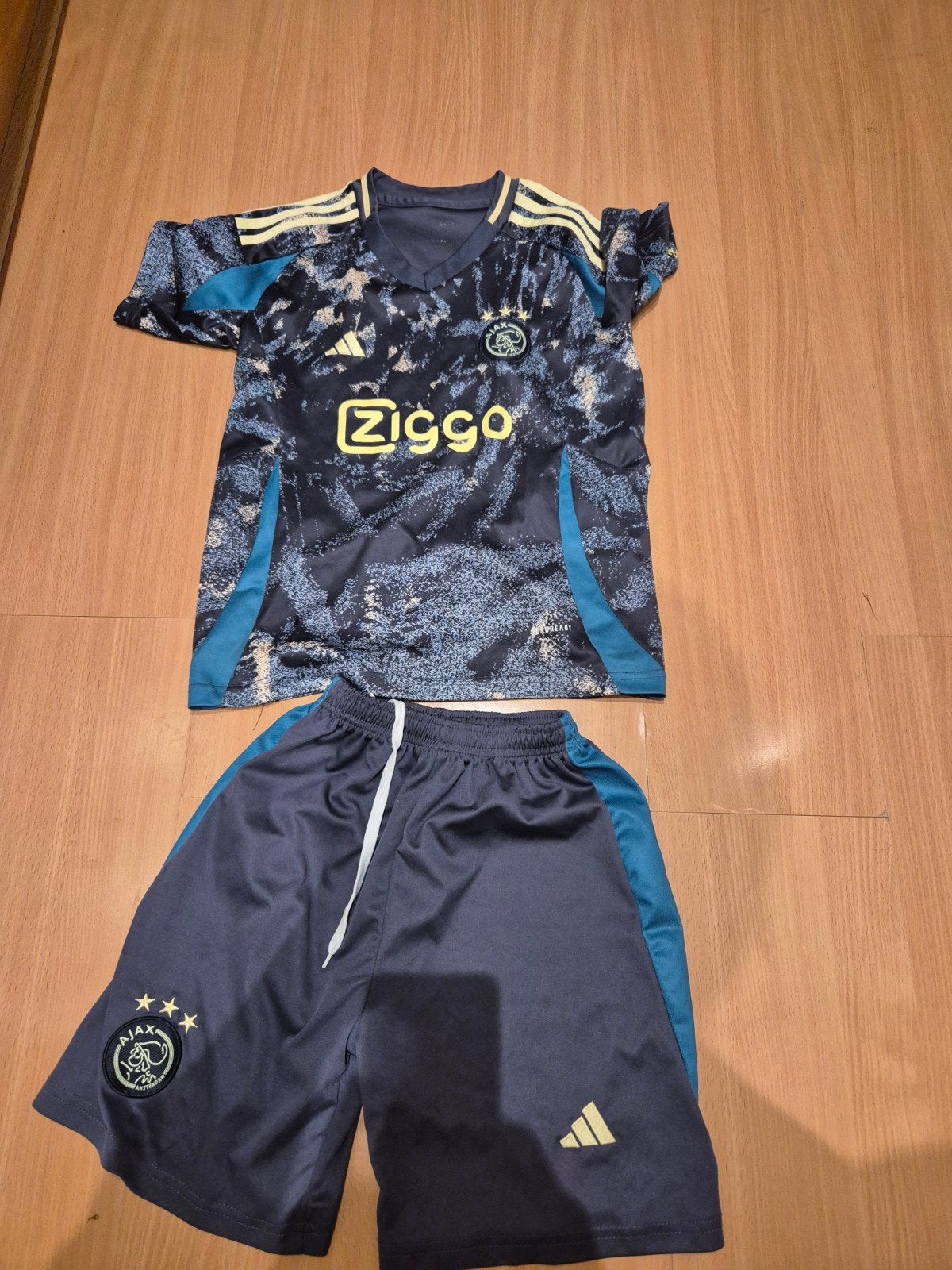 Ajax uit tenue 2023/2024 - Shirt en Broekje, Ophalen of Verzenden, Zo goed als nieuw, Overige maten
