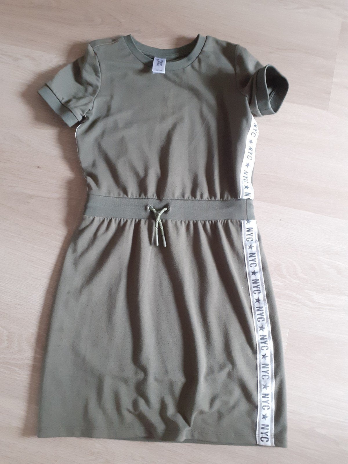 Leuke jurk legergroen maat 146/152, Kinderen en Baby's, Kinderkleding | Maat 146, Ophalen of Verzenden, Zo goed als nieuw, Meisje