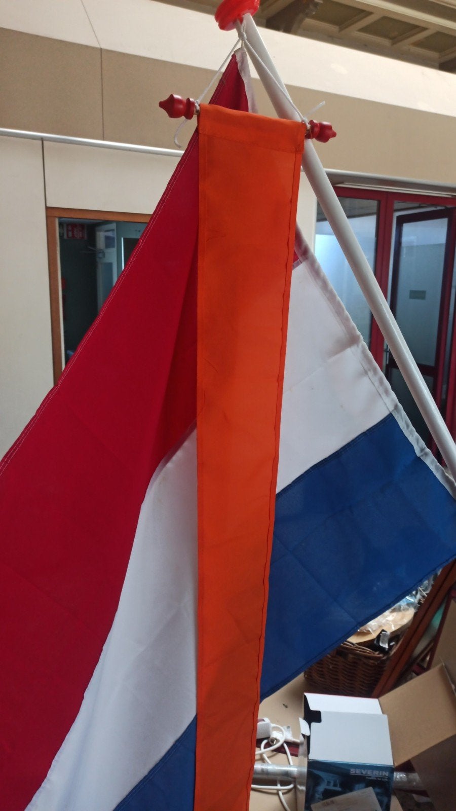 Nederlandse vlag met oranje wimpel en stok, Ophalen