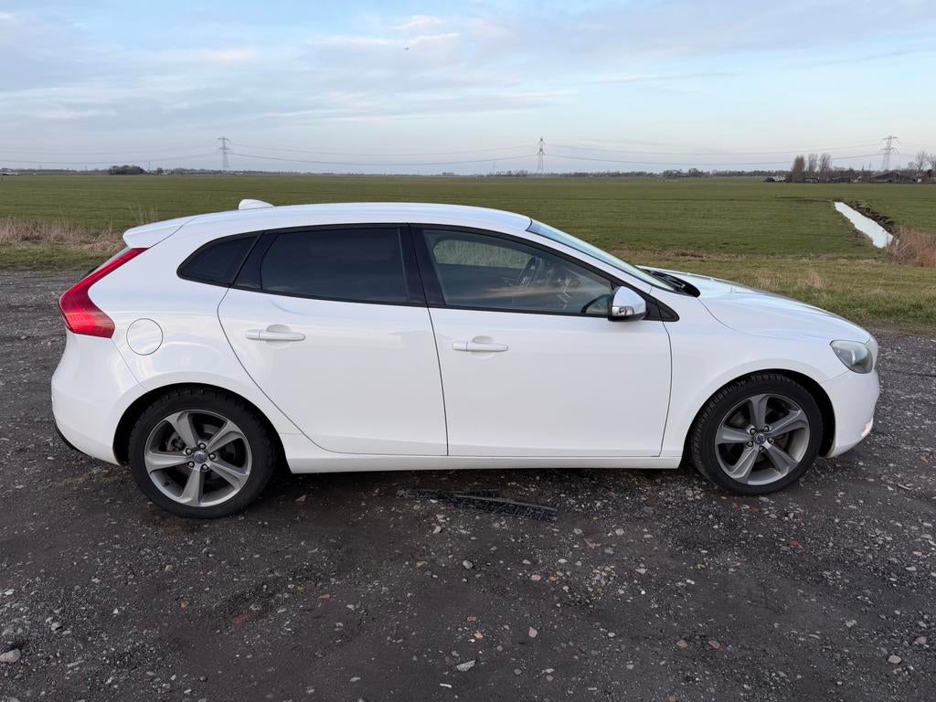Volvo V40 1.6 T3 150PK 2012 !!! NIEUWE APK tot 24-4-2027!!!!, Auto's, 1596 cc, Stof, 4 cilinders, Wit