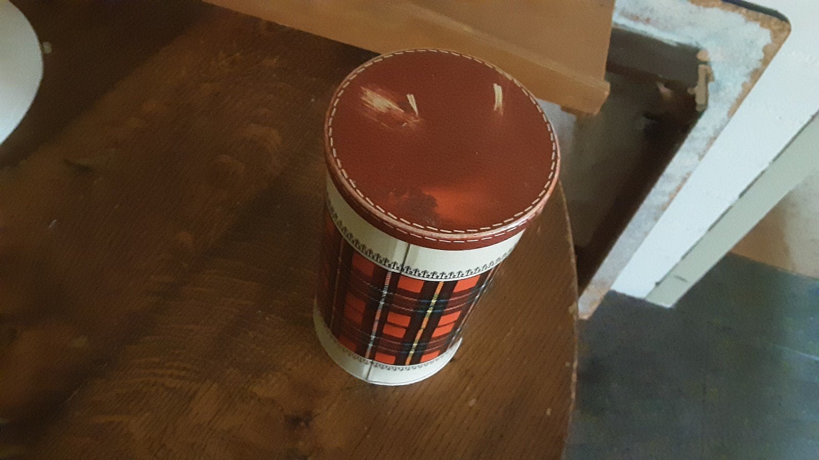 Rond gekleurd blik met Schotse ruit patroon, Verzamelen, Blikken, Gebruikt, Koek(jes), Overige merken, Ophalen of Verzenden