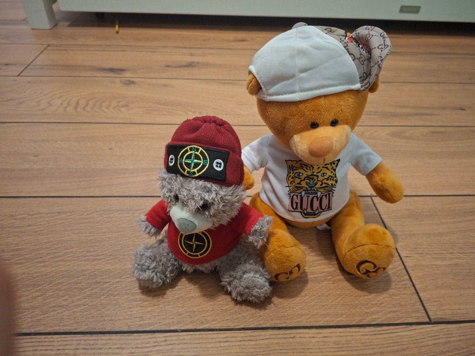 2 Knuffelberen: Gucci en Stone Island Stijl, Overige merken, Beer, Zo goed als nieuw, Middelgroot (20 tot 80 cm)