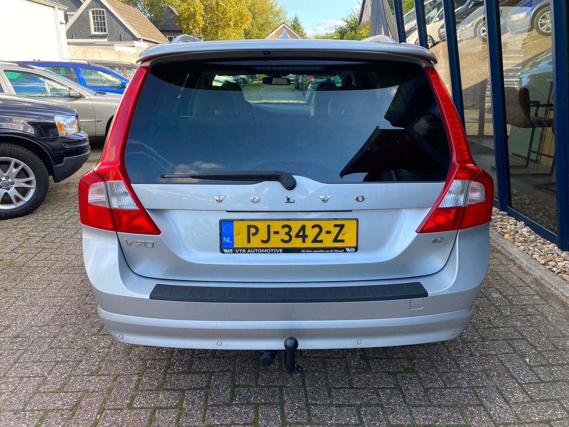 Volvo V70 2.0F Automaat Summum LEER / XENON / TREKHAAK, Auto's, Gebruikt, Beige, Automatische klimaatregeling, 1000 kg