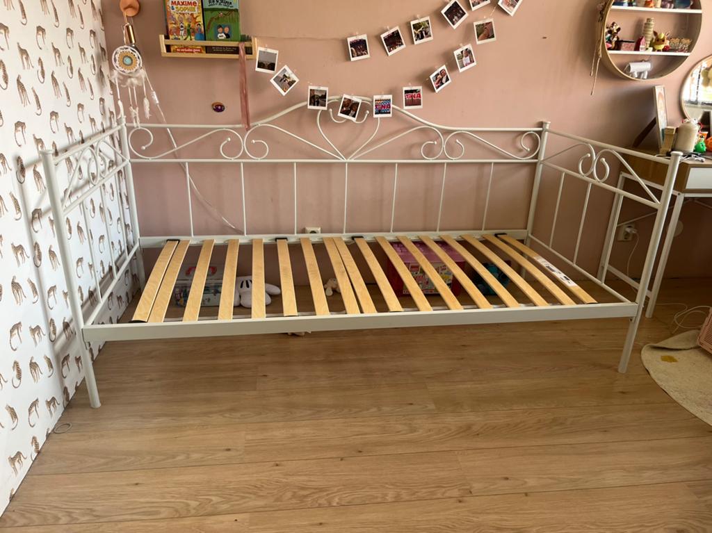 Witte metalen kinderbed / daybed inclusief lattenbodem., 85 tot 100 cm, Ophalen of Verzenden, Zo goed als nieuw, Lattenbodem