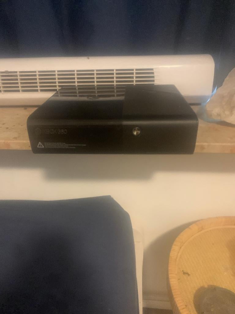 Xbox 360 E Console - Zwart, Spelcomputers en Games, Spelcomputers | Xbox 360, Ophalen of Verzenden, Gebruikt, Zonder controller