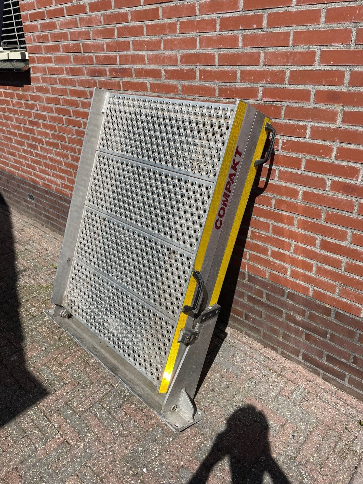 Mooie nette compact oprijplaat, Ophalen