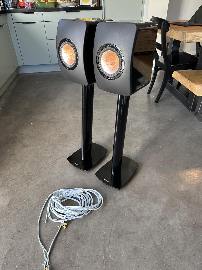 KEF Speakerset LS50 + standaarden - als nieuw, Audio, Tv en Foto, Luidsprekers, Zo goed als nieuw, 60 tot 120 watt, Front, Rear of Stereo speakers