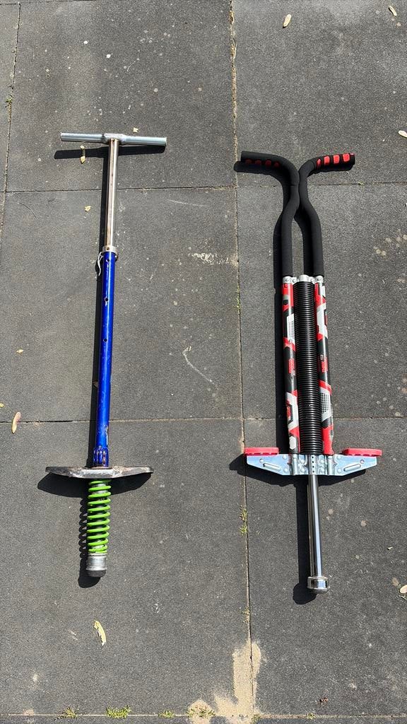 2 pogo sticks, Ophalen, Gebruikt