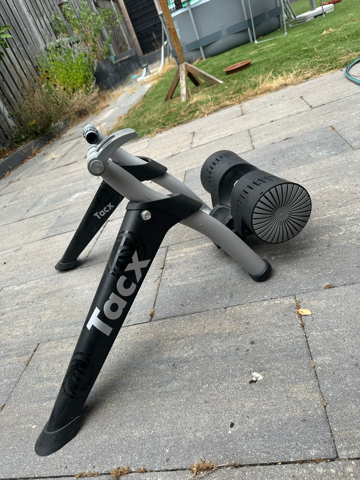 Tacx Bushido Smart fietstrainer met voorwielsteun en wiel, Ophalen, Gebruikt, Overige typen, Aluminium