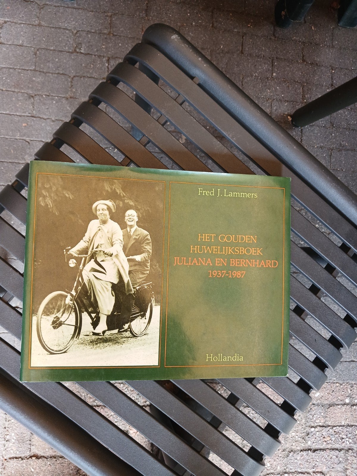 Het Gouden Huwelijksboek Juliana en Bernhard 1937-1987, Ophalen of Verzenden, Gebruikt, Nederland, Tijdschrift of Boek
