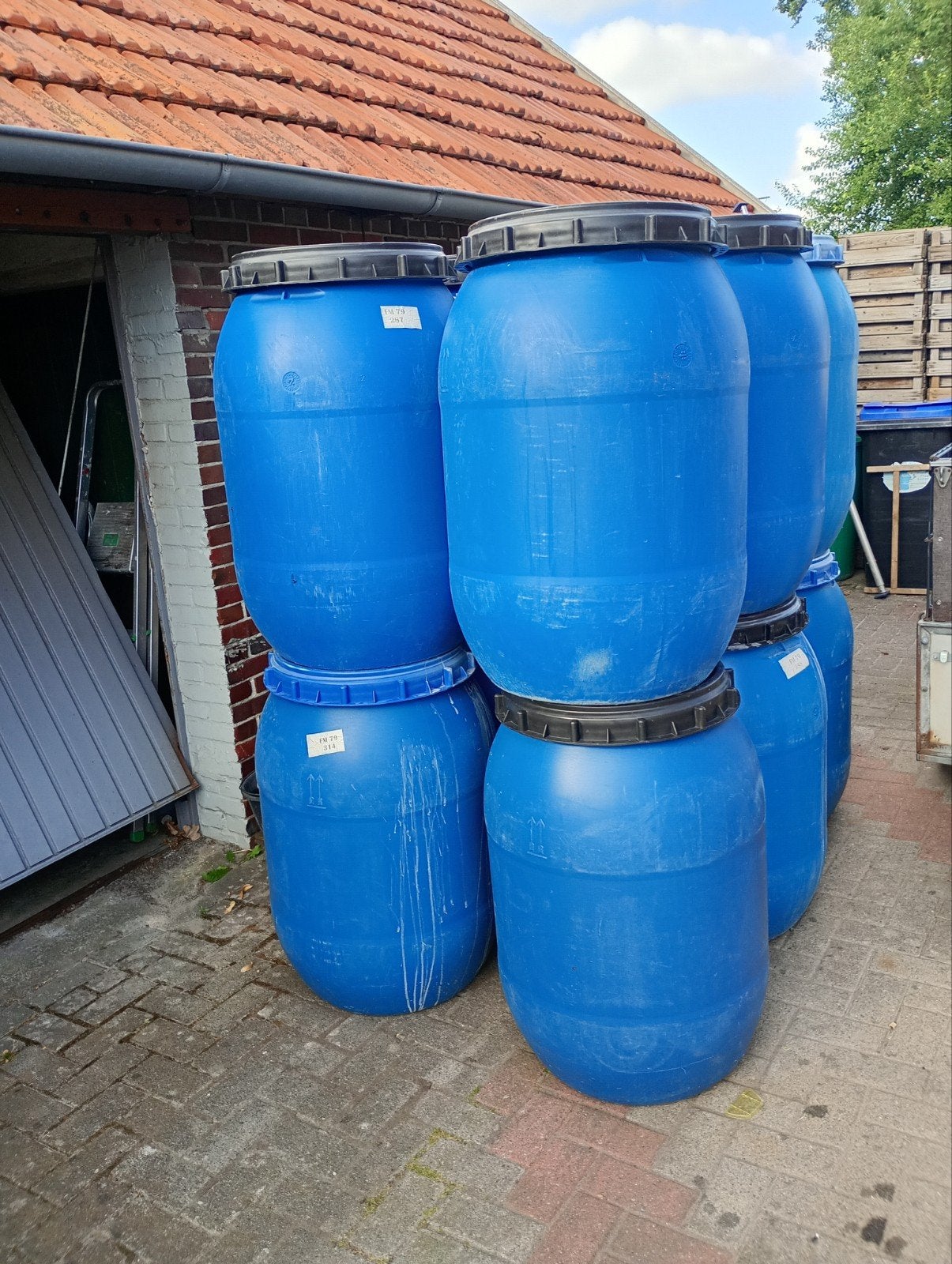 Plastic Tonnen 220 liter met Schroefdeksel en Houten Plateau, Ophalen of Verzenden, Gebruikt