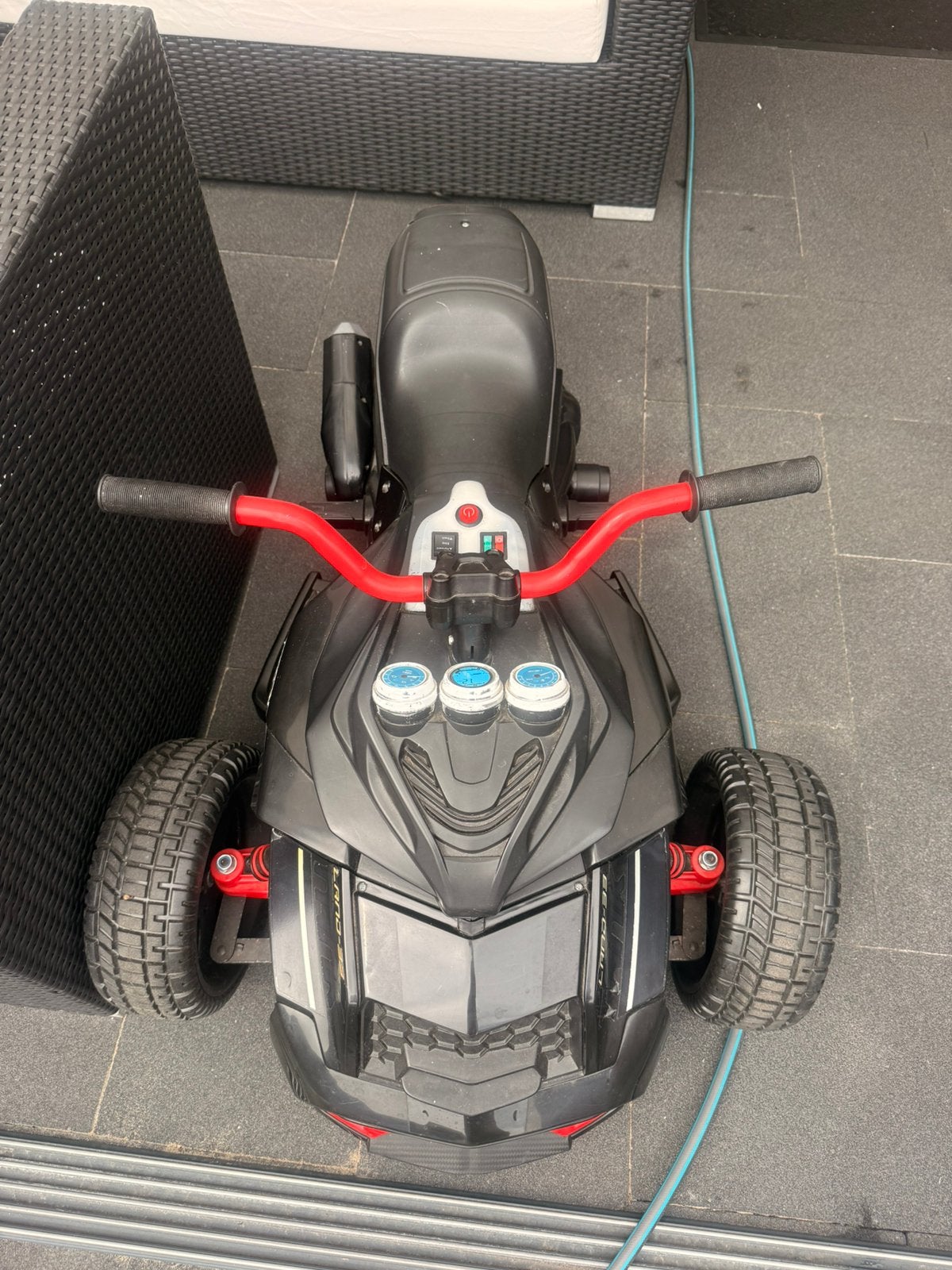 Elektrische kinderauto driewieler trike zwart, met bluetooth, Fietsen en Brommers, Fietsen | Driewielers, Ophalen, Zo goed als nieuw