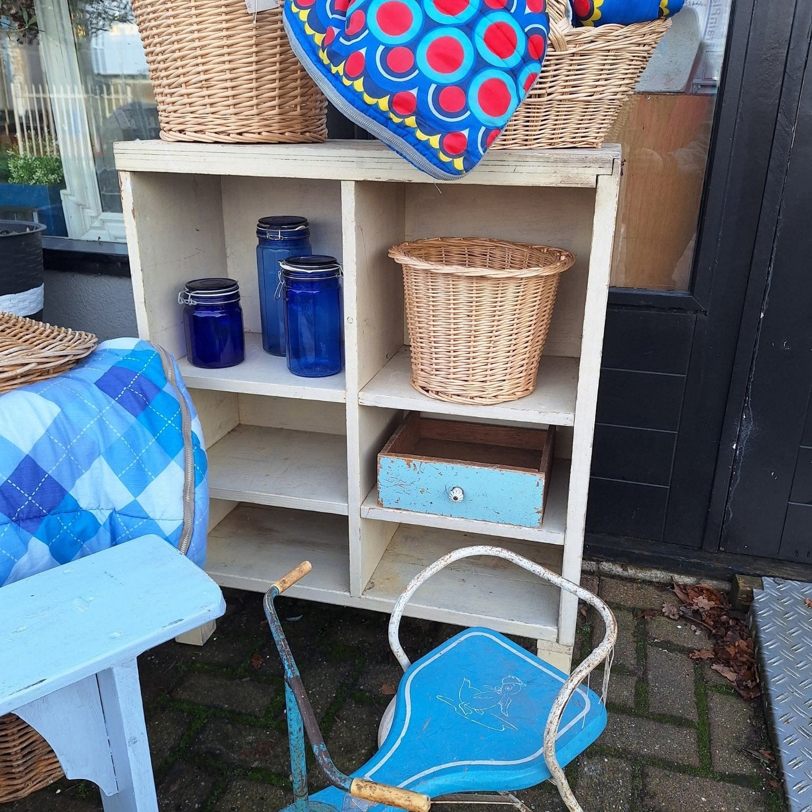 Franse crèmekleurige vakkenkast - 78x35x95 cm, Antiek en Kunst, Antiek | Meubels | Kasten, Ophalen