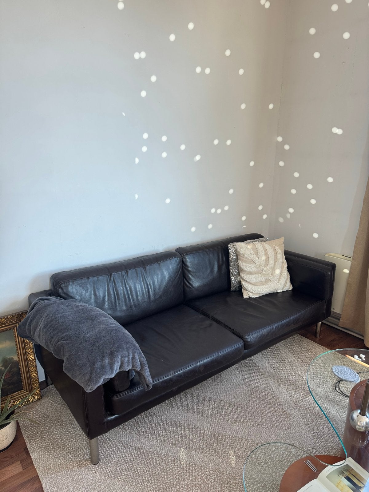 Ikea Säter bank - Zwarte leren look bank, Huis en Inrichting, Banken | Bankstellen, Gebruikt, Driepersoons, Ophalen of Verzenden