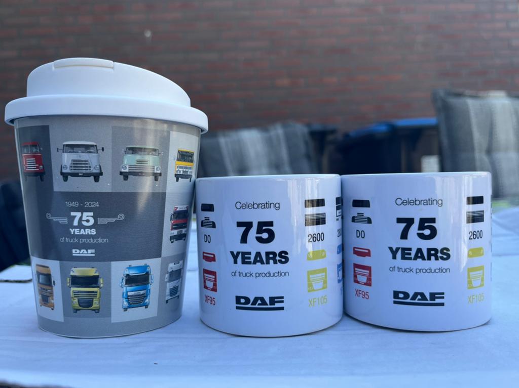2 x DAF Porselein mok en 1 plastic koffie/thee beker, Ophalen of Verzenden, Zo goed als nieuw