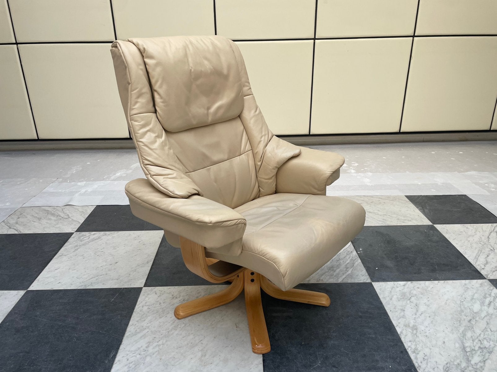 Beige leren relaxfauteuil die kan draaien, Ophalen of Verzenden, Zo goed als nieuw