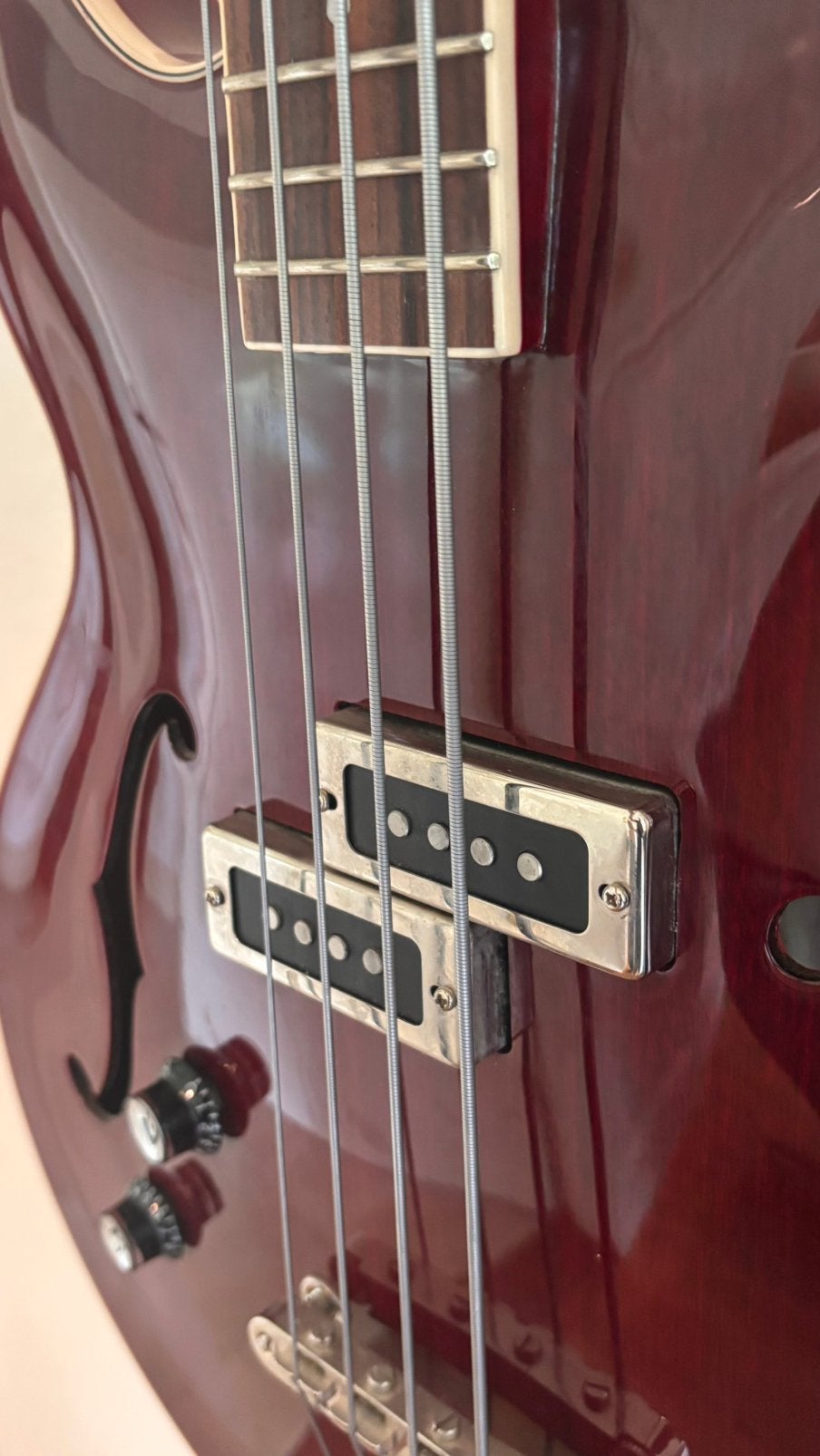 Foto 5 van Guild Starfire Linkshandig Cherry Red _ Basgitaar Lefty