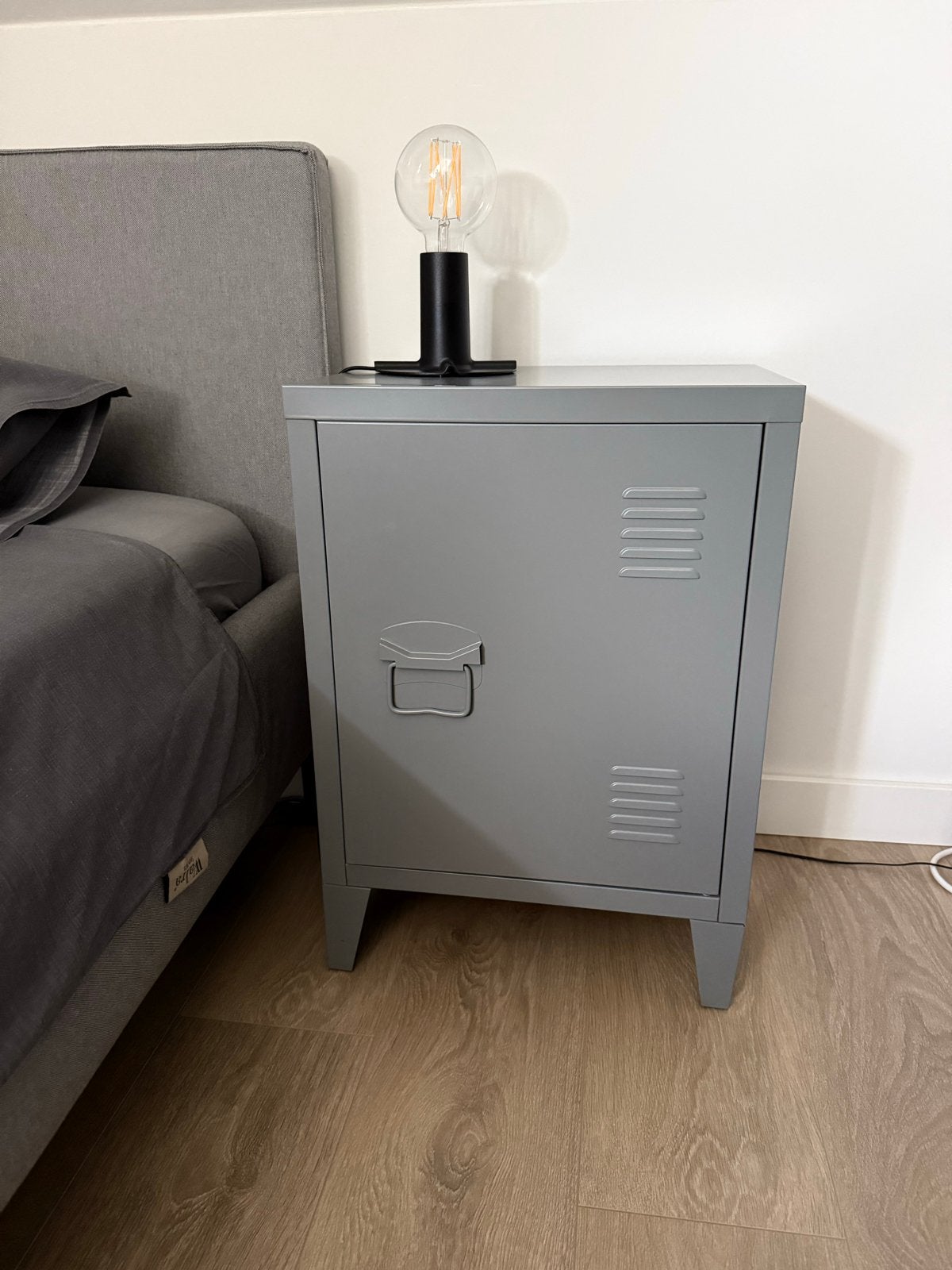 Grijze metalen nachtkastje/locker - H 58 x B 38 x D 30 cm, Ophalen, Minder dan 45 cm, Metaal of Aluminium, 55 tot 70 cm