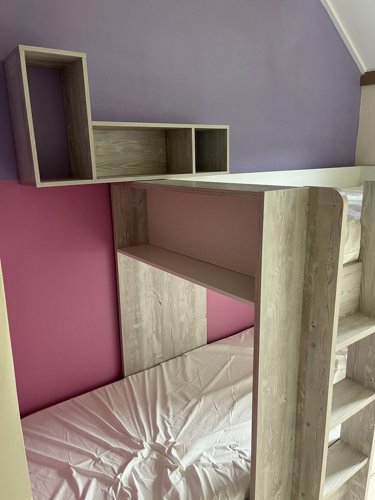 ZGAN kinderkamer: stapelbed + 2 matrassen + 2 bureaus, Ophalen, 90 cm, Tweepersoons, Zo goed als nieuw