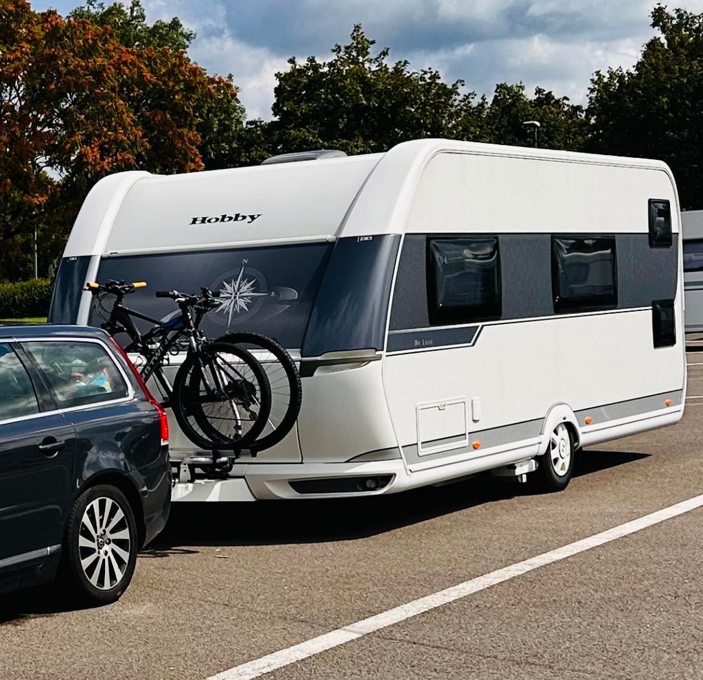 Hobby KMFE 560 De Luxe (Mover + voortent), Caravans en Kamperen, Caravans, Vast bed, Rondzit, Hobby, Particulier