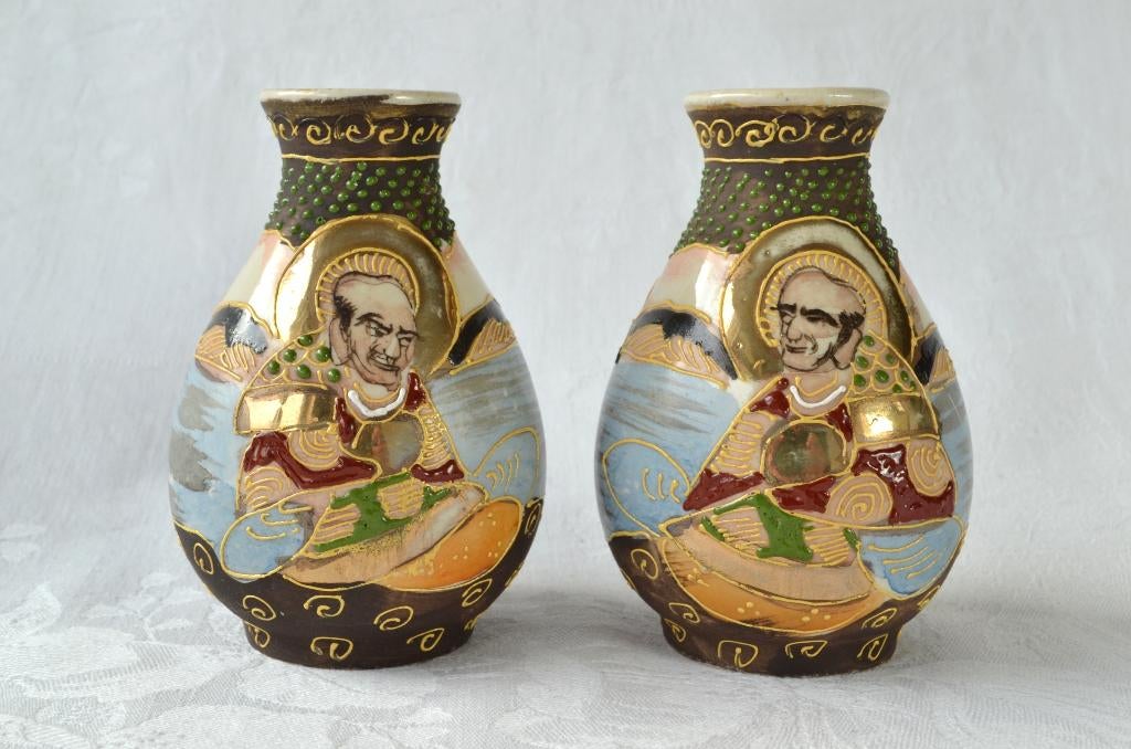 Twee kleine Japanse Satsuma vaasjes, Miniatuur vaasje Rakan, Ophalen of Verzenden