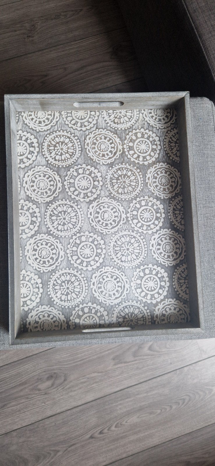 Decoratief grijs houten dienblad met patroon, Met afbeelding/tekst, Ophalen of Verzenden, Zo goed als nieuw, Dienblad