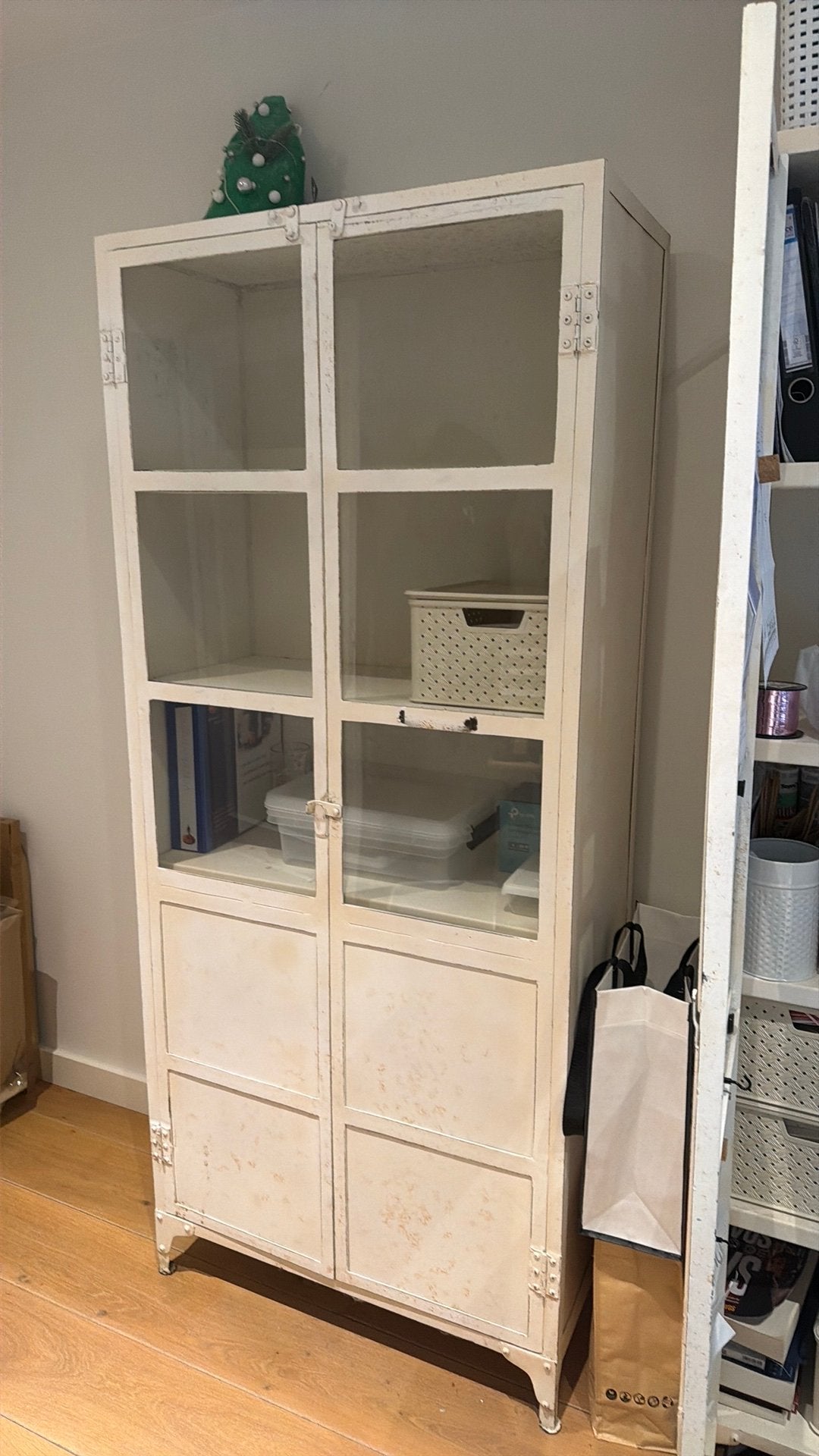 Zware metalen witte kast met geleefd uiterlijk, Huis en Inrichting, Ophalen, Gebruikt, 50 tot 100 cm, Metaal