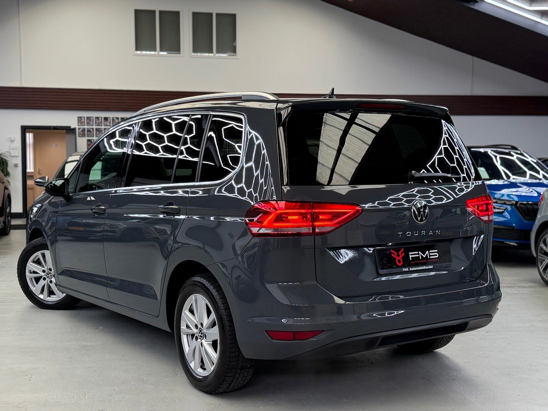 Volkswagen Touran 1.5 TSI Highline 7p Carplay Panorama, Auto's, 15 km/l, Zwart, 4 cilinders, Origineel Nederlands