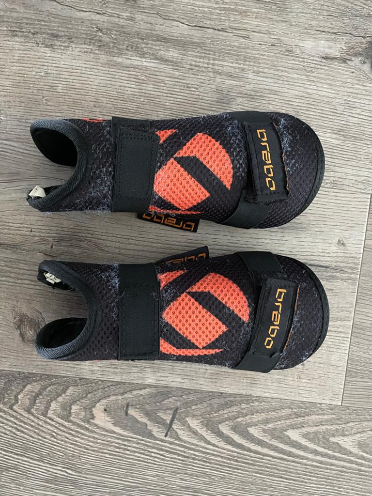 Brabo scheenbeschermers hockey XS Zwart/Oranje, Ophalen of Verzenden, Zo goed als nieuw, Overige typen