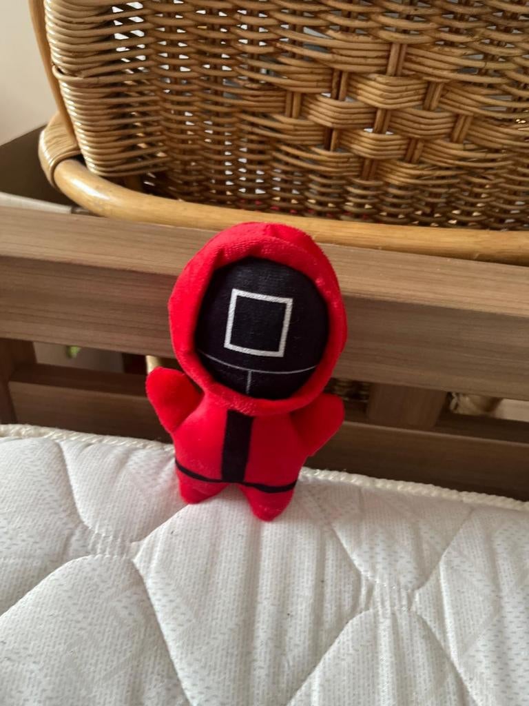 Squid Game knuffel - Rood bewaker pluche, Kinderen en Baby's, Speelgoed | Knuffels en Pluche, Ophalen of Verzenden