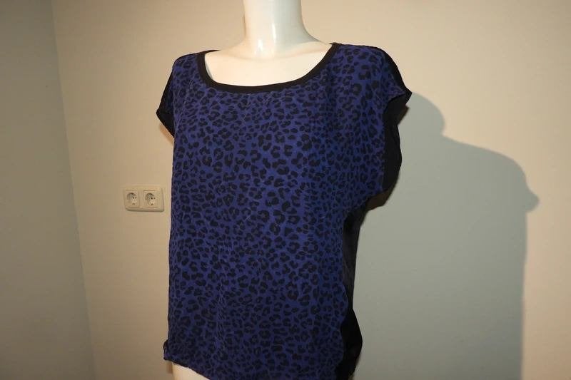 Marccain deels zijde top kobalt blauw jaguar print N4/40, Kleding | Dames, T-shirts, Maat 38/40 (M), Korte mouw, Gedragen, Marccain