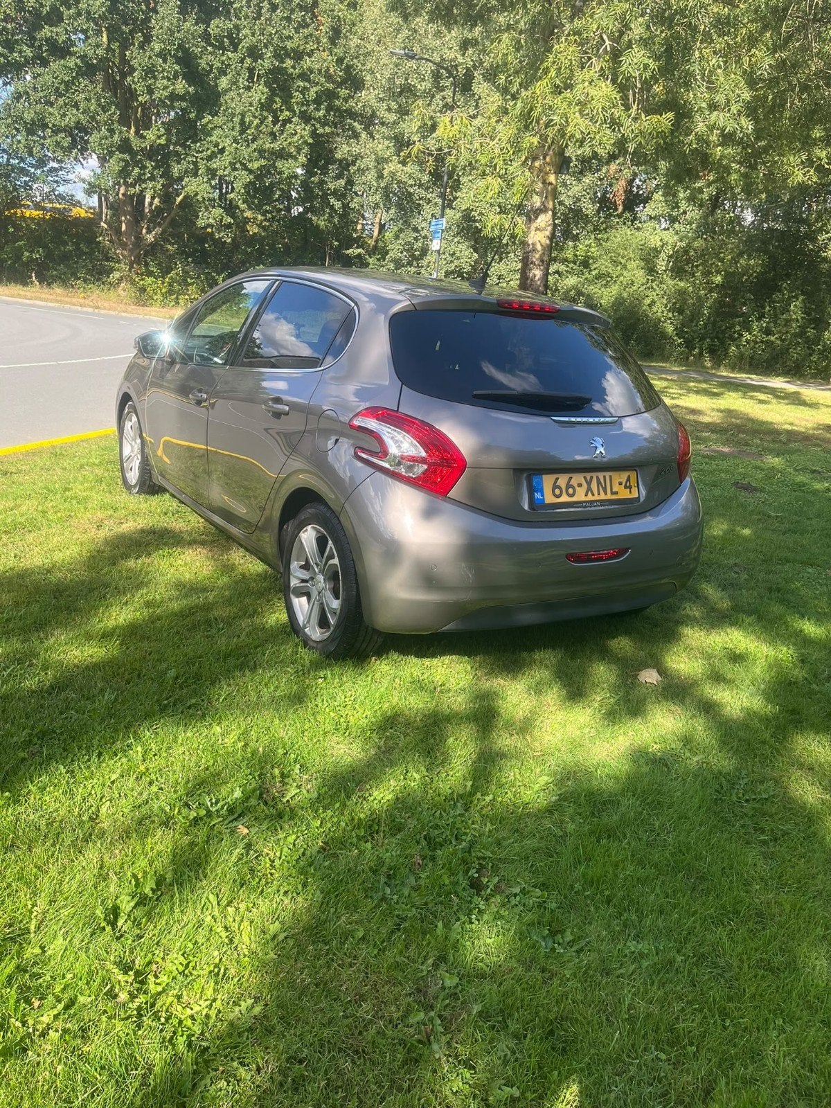 Foto 4 van Peugeot 208 1.4 VTI 70KW/95PK 5-D 2012 Grijs