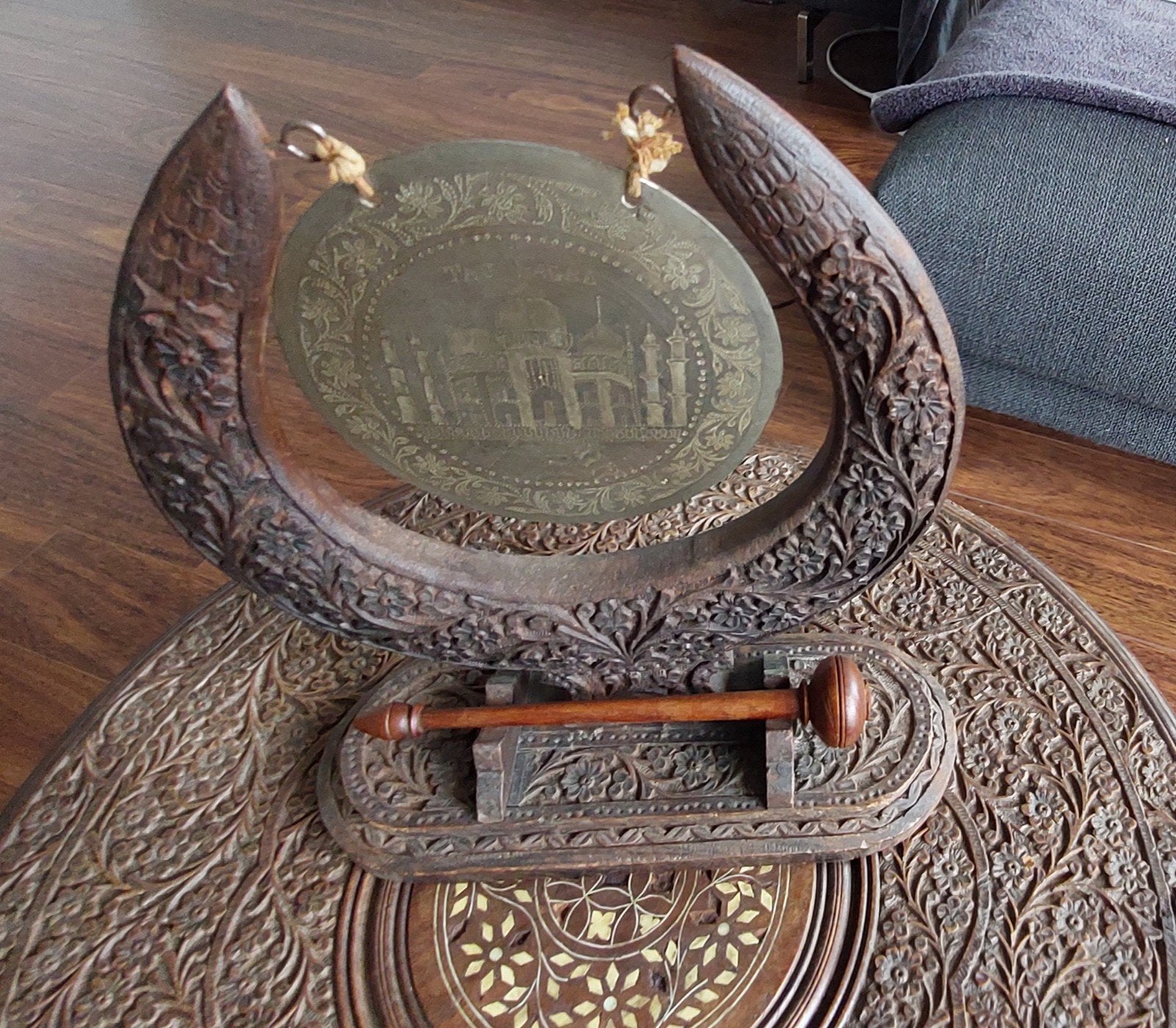 Indiase houten tafel met tafelgong jaren 50, Antiek en Kunst, Overige onderwerpen, Houtsnijwerk, Gemerkt, Ophalen of Verzenden