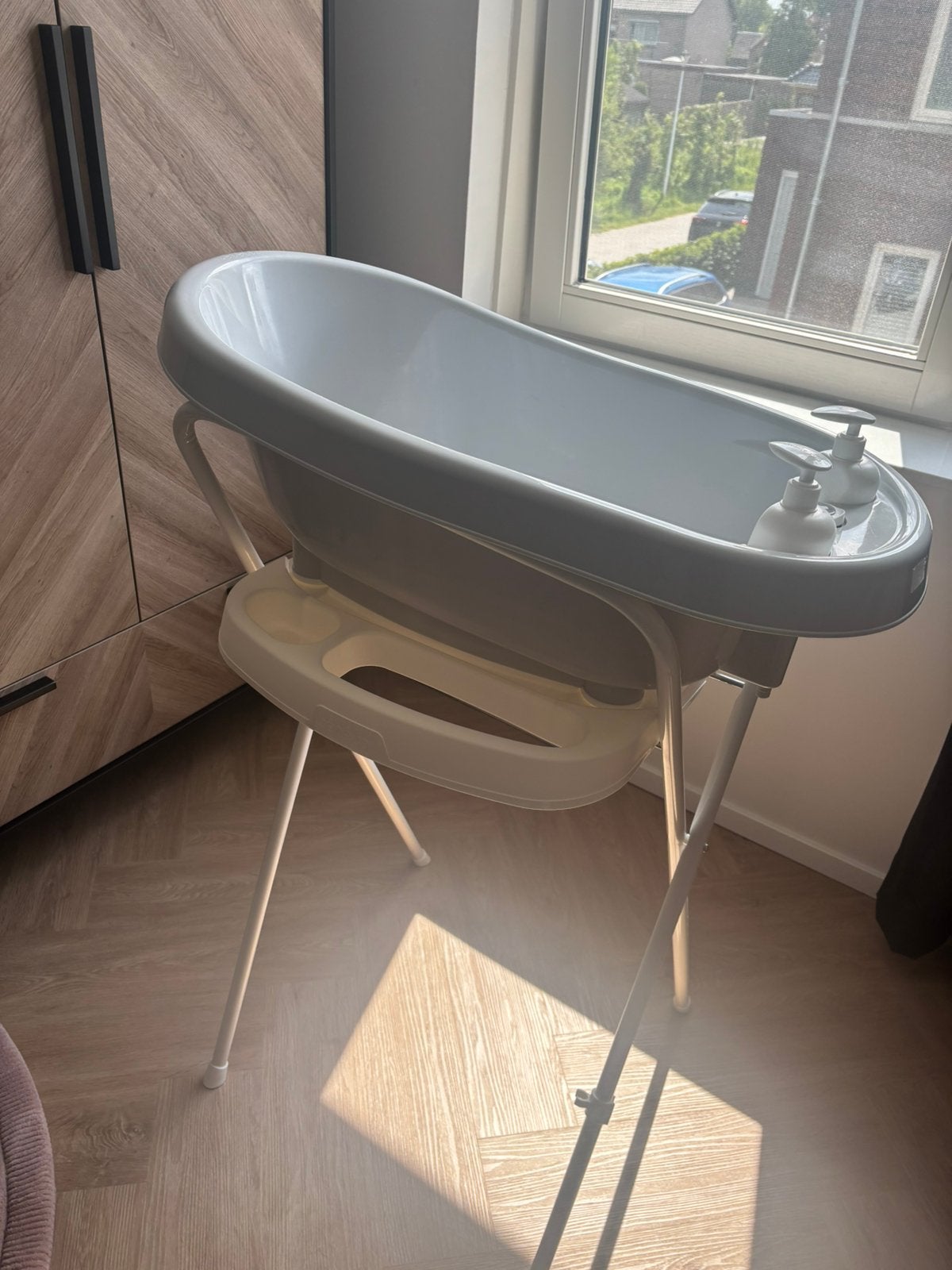 Bebe Jou baby bad met standaard en accessoires, Gebruikt, Ophalen of Verzenden, Badje, Bébé-jou