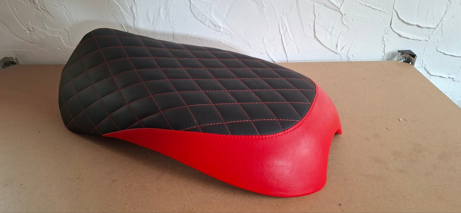 Zadel SYM Mio - zwart/rood combi, SYM, No. 7, Qingyun Rd., Dayuan Dist., Taoyuan City 337, Taiwan, Sym@sym.com.tw, SYM