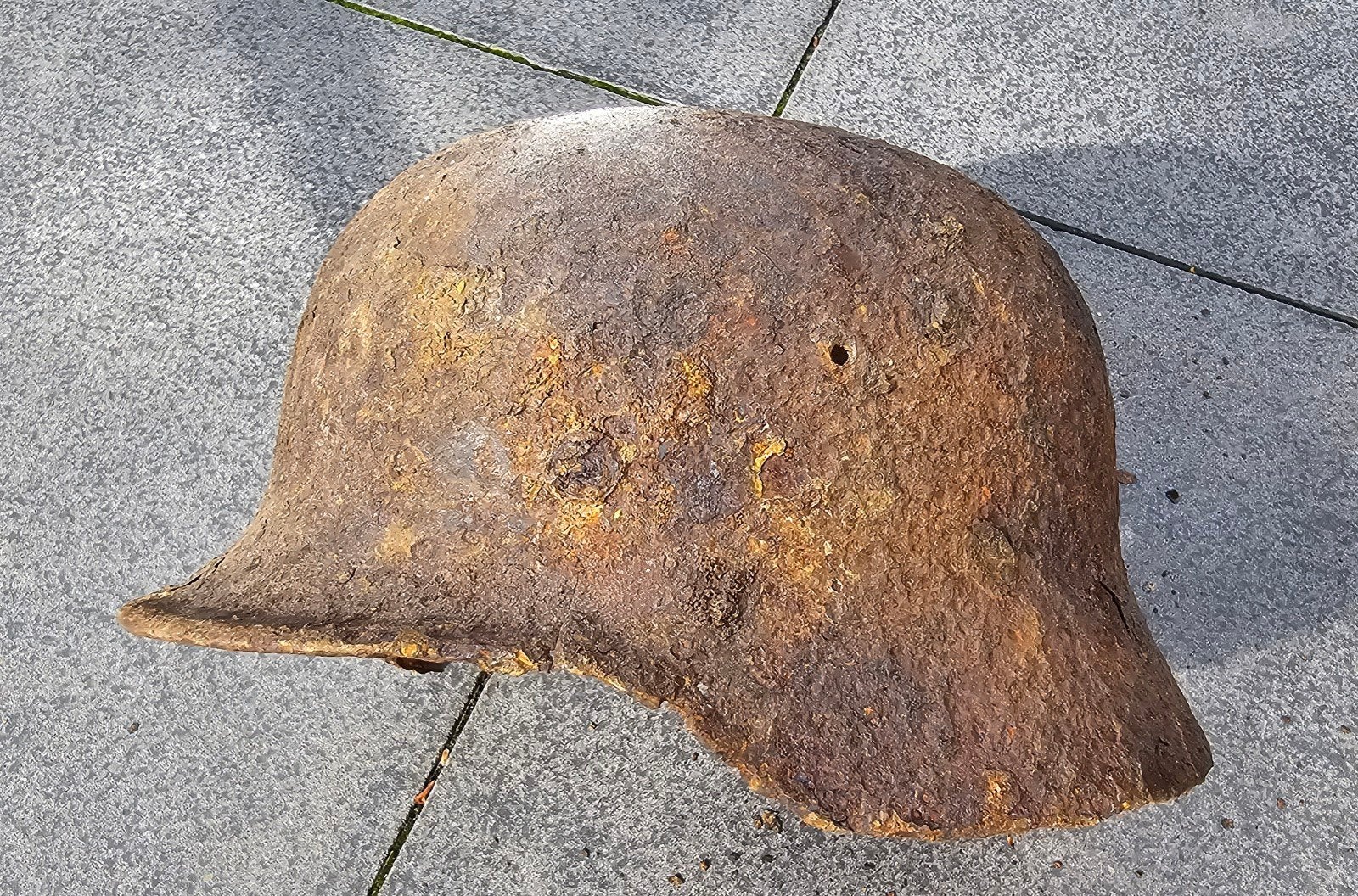 Duitse helm - Bodemvondst, Ophalen of Verzenden, Duitsland, Helm of Baret