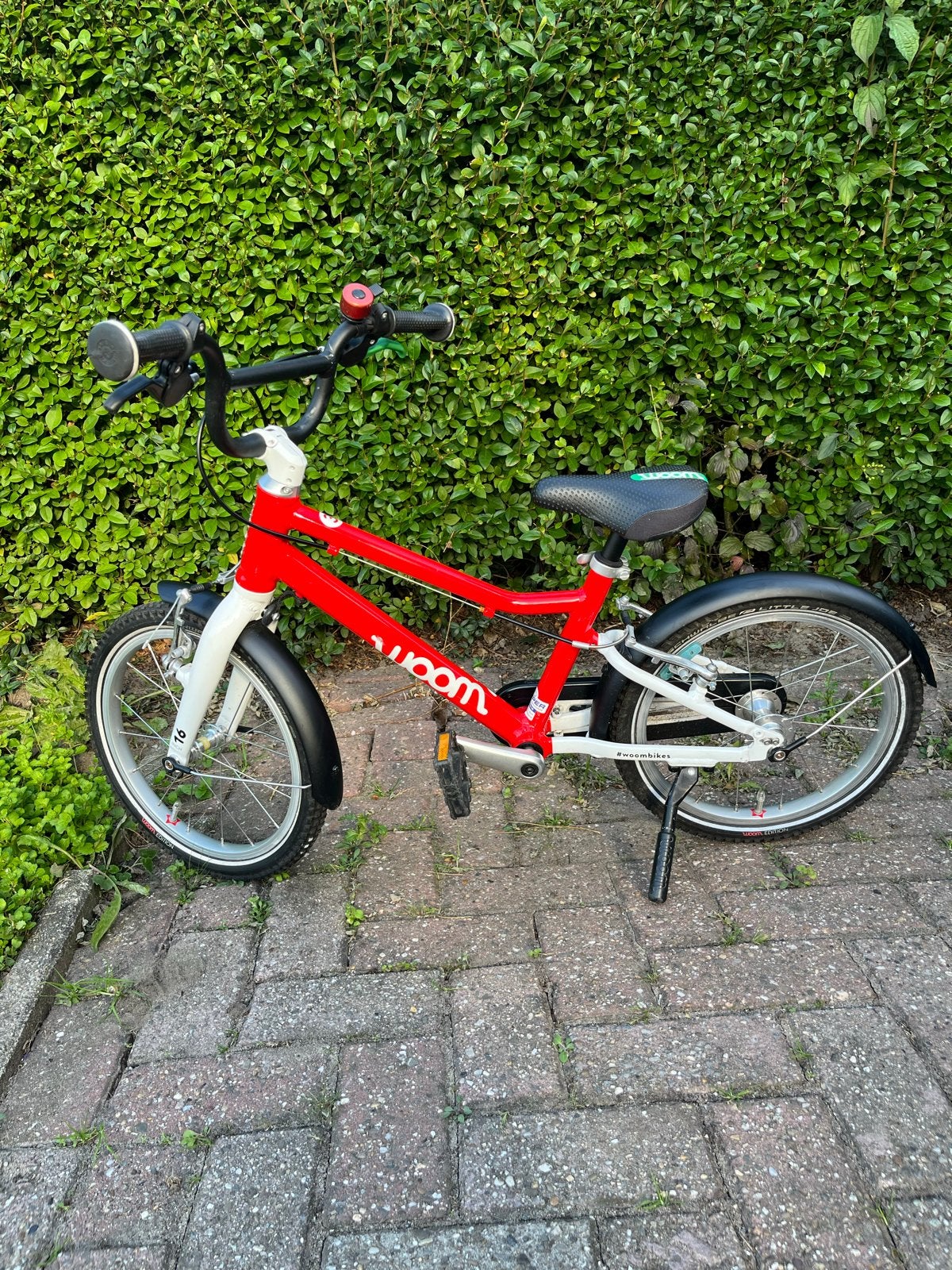 Woom 3 fiets rood, met spatborden, standaard en helm, Fietsen en Brommers, Ophalen, Gebruikt, Velgrem, 16 tot 20 inch